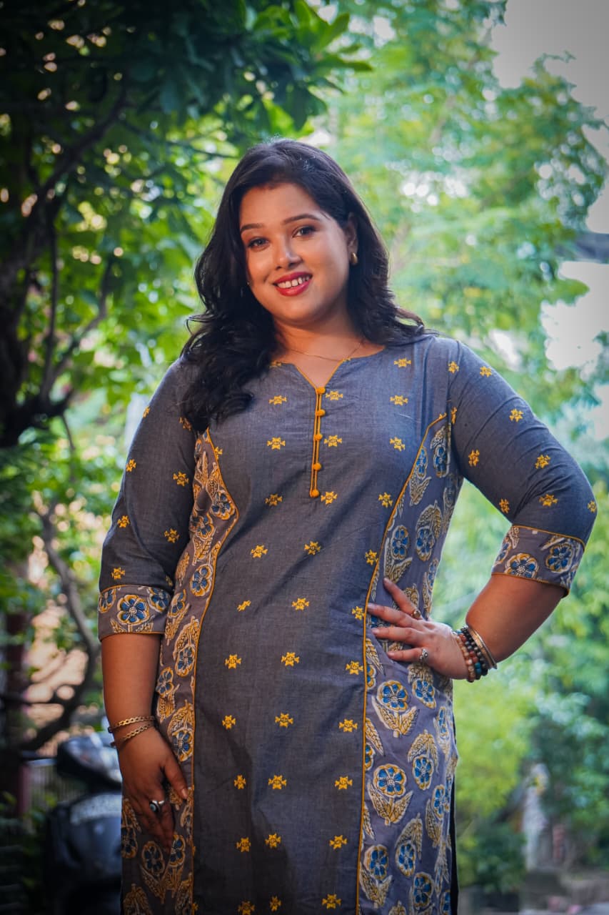 630e7853-9b51-459c-b52b-29a9fe078728 Grey Butta Handblock Kurti - Image 1